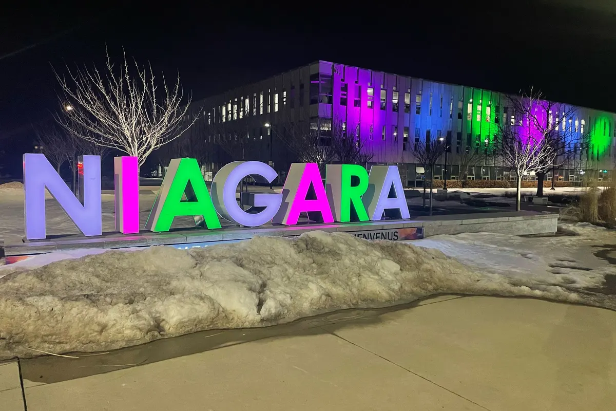 Niagara Sign illuminated in pink and green for Rare Disease Day